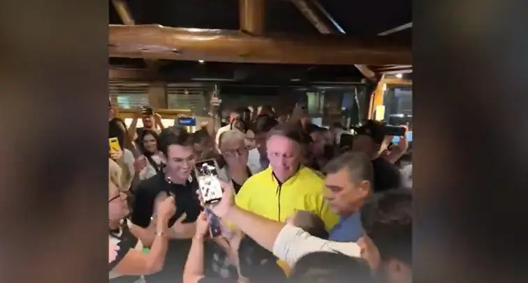Ex-presidente Jair Bolsonaro é tietado por apoiadores em restaurante de Fortaleza, no Ceará