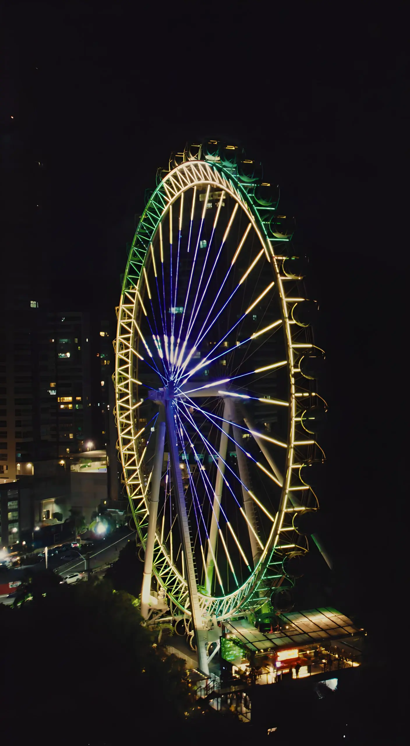 Até o dia 10 de maio, a roda-gigante de Balneário Camboriú vai receber imagens projetadas durante a noite, com direito à contagem regressiva para o lançamento do Senna Tower | Foto: Divulgação/FG Empreendimentos