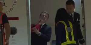 Macron no momento em que recebe o empurrão de sua mulher