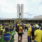 Manifestantes na rampa do Congresso Nacional, durante o 8 de janeiro de 2023 | Foto: Marcelo Camargo/Agência Brasil