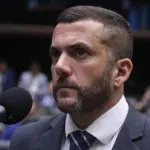 O deputado federal Carlos Jordy (PL-RJ) disse que Lula sabia que a dispensa de Lupi agravaria a crise com o PDT no Parlamento | Foto: Bruno Spada/Câmara dos Deputados