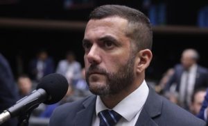 O deputado federal Carlos Jordy (PL-RJ) disse que Lula sabia que a dispensa de Lupi agravaria a crise com o PDT no Parlamento | Foto: Bruno Spada/Câmara dos Deputados