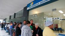 Idosos aguardam na fila da Previdência Social, administrada pelo INSS, em Curitiba