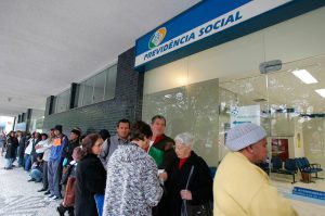 Idosos aguardam na fila da Previdência Social, administrada pelo INSS, em Curitiba