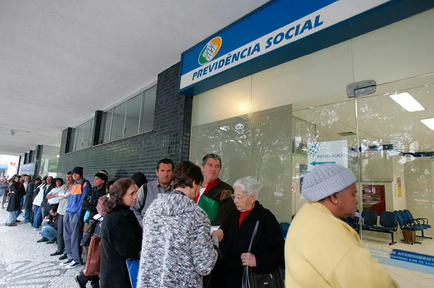 Idosos aguardam na fila da Previdência Social, administrada pelo INSS, em Curitiba