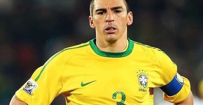 O ex-zagueiro Lúcio, em 2002, ano em que o Brasil conquistou o pentacampeonato mundial na Ásia: mais uma vítima de acidente doméstico | Foto: Reprodução/Instagram