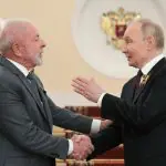 Ao se posicionar ao lado de Putin em um evento marcado por armamento militar e retórica imperialista, Lula 'conspurcou a memória dos combatentes da Força Expedicionária Brasileira' que deram a vida lutando ao lado dos Aliados na Segunda Guerra | Foto: Alexei Nikolsky/Kremlin
