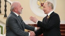 Ao se posicionar ao lado de Putin em um evento marcado por armamento militar e retórica imperialista, Lula 'conspurcou a memória dos combatentes da Força Expedicionária Brasileira' que deram a vida lutando ao lado dos Aliados na Segunda Guerra | Foto: Alexei Nikolsky/Kremlin