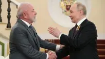 Ao se posicionar ao lado de Putin em um evento marcado por armamento militar e retórica imperialista, Lula 'conspurcou a memória dos combatentes da Força Expedicionária Brasileira' que deram a vida lutando ao lado dos Aliados na Segunda Guerra | Foto: Alexei Nikolsky/Kremlin