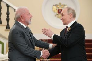 Ao se posicionar ao lado de Putin em um evento marcado por armamento militar e retórica imperialista, Lula 'conspurcou a memória dos combatentes da Força Expedicionária Brasileira' que deram a vida lutando ao lado dos Aliados na Segunda Guerra | Foto: Alexei Nikolsky/Kremlin