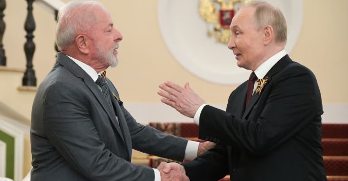 Ao se posicionar ao lado de Putin em um evento marcado por armamento militar e retórica imperialista, Lula 'conspurcou a memória dos combatentes da Força Expedicionária Brasileira' que deram a vida lutando ao lado dos Aliados na Segunda Guerra | Foto: Alexei Nikolsky/Kremlin