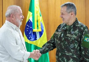 Lula e Tomás Paiva, nomeado pelo presidente como comandante do Exército: militar teria sido informante do então candidato petista | Foto: Ricardo Stuckert/PR