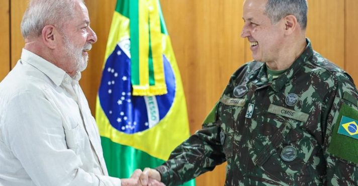 Lula e Tomás Paiva, nomeado pelo presidente como comandante do Exército: militar teria sido informante do então candidato petista | Foto: Ricardo Stuckert/PR
