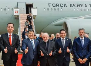 Lula com Pacheco, Alcolumbre, Motta e Lira, durante viagem ao Japão: fuga dos problemas e oportunidade para costurar acordos com o Congresso | Foto: Ricardo Stuckert/PR