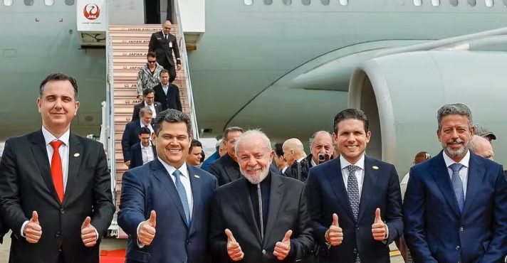 Lula com Pacheco, Alcolumbre, Motta e Lira, durante viagem ao Japão: fuga dos problemas e oportunidade para costurar acordos com o Congresso | Foto: Ricardo Stuckert/PR