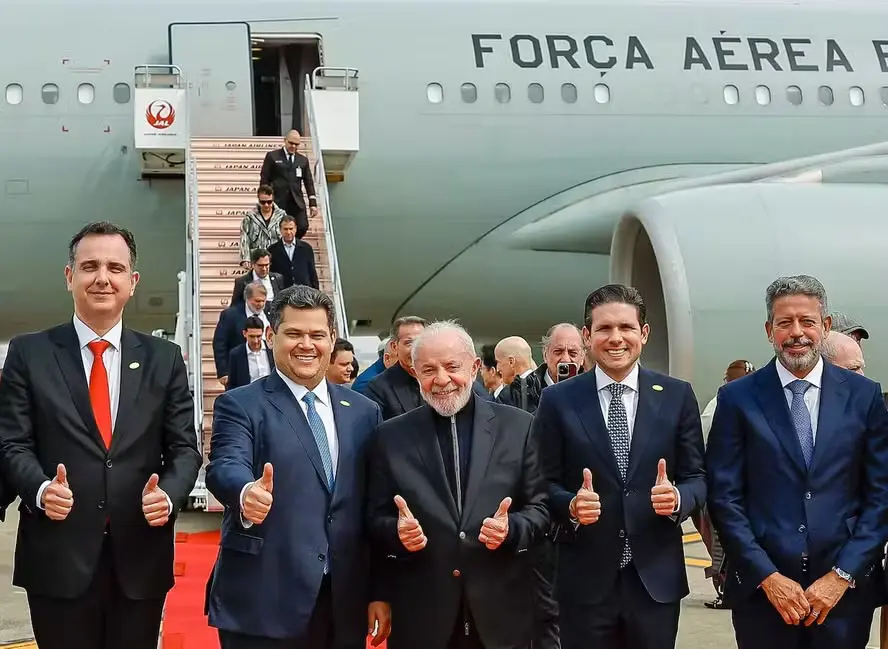 Lula com Pacheco, Alcolumbre, Motta e Lira, durante viagem ao Japão: fuga dos problemas e oportunidade para costurar acordos com o Congresso | Foto: Ricardo Stuckert/PR