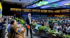 Lula caminha sobre o palco em evento em que foi vaiado por prefeitos nesta terça-feira, 20, em Brasília | Foto: Ricardo Stuckert/PR