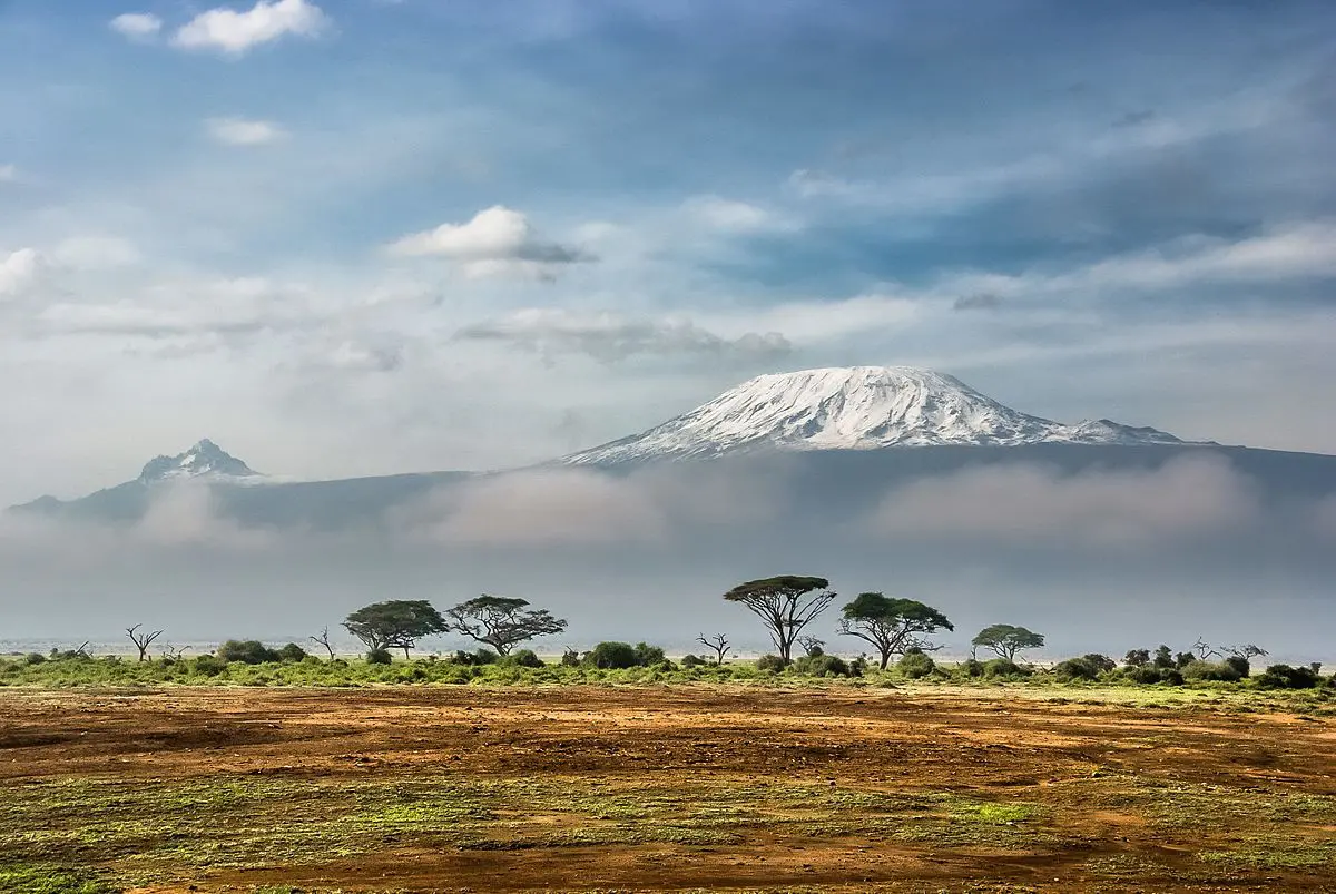 Quanto ao Monte Kilimanjaro, sua recarga de neve deve-se muito aos ciclos de umidade que ocorrem na base do monte e na região adjacente na escala regional | Foto: Reprodução/Wikimedia Commons