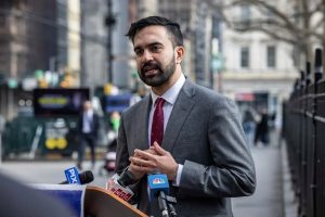 Socialista Zohran Mamdani é acusado de radicalismo político ao se abster de temas como o Holocausto | Foto: Reprodução/Twitter/X