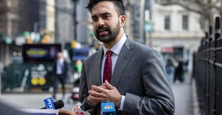 Socialista Zohran Mamdani é acusado de radicalismo político ao se abster de temas como o Holocausto | Foto: Reprodução/Twitter/X