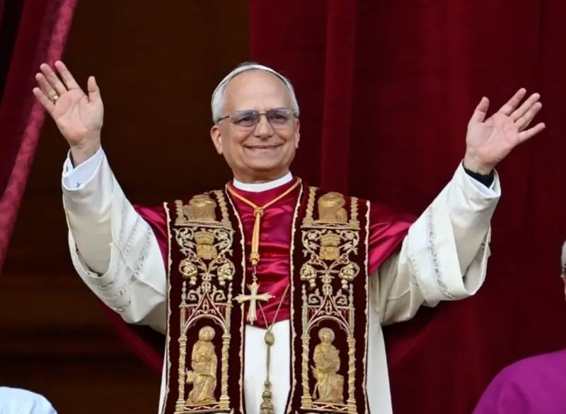 Novo papa acena ao público