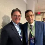 Roberto Campos Neto (dir.) e o ex-ministro do Turismo (2018) Vinicius Lemmertz, durante evento sobre finanças, nesta terça-feira, 6, em Los Angeles | Foto: Reprodução/Twitter/X