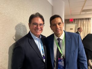 Roberto Campos Neto (dir.) e o ex-ministro do Turismo (2018) Vinicius Lemmertz, durante evento sobre finanças, nesta terça-feira, 6, em Los Angeles | Foto: Reprodução/Twitter/X