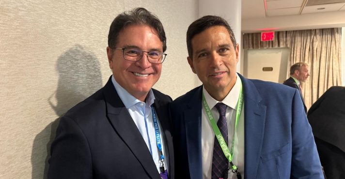 Roberto Campos Neto (dir.) e o ex-ministro do Turismo (2018) Vinicius Lemmertz, durante evento sobre finanças, nesta terça-feira, 6, em Los Angeles | Foto: Reprodução/Twitter/X