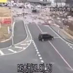 Sistema de câmeras flagra cena da invasão de uma onda gigante em área urbana de cidade litorânea no Japão; pesquisadores trabalham para detectar previamente fenômenos e reduzir riscos de novas tragédias | Foto: Reprodução/Twitter/X