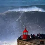 Onda em Nazaré, Portugal: ondas gigantes têm mais de 6 metros ou o dobro da altura da maré no entorno | Foto: Reprodução/Twitter/X