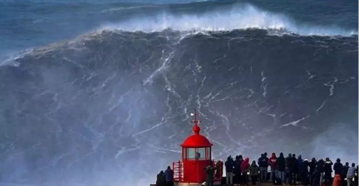 Onda em Nazaré, Portugal: ondas gigantes têm mais de 6 metros ou o dobro da altura da maré no entorno | Foto: Reprodução/Twitter/X