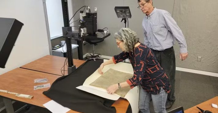 Manuscrito manchado de água e com aparência desgastada havia passado quase despercebido desde que o seu original foi adquirido em 1946 | Foto: Reprodução/Twitter/X