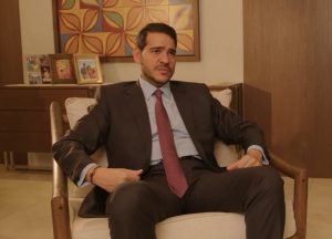 Uma das cenas em que aparece o advogado-geral da União, Jorge Messias, escolhido pelo PT para protagonizar o vídeo | Foto: Reprodução/Twitter/X