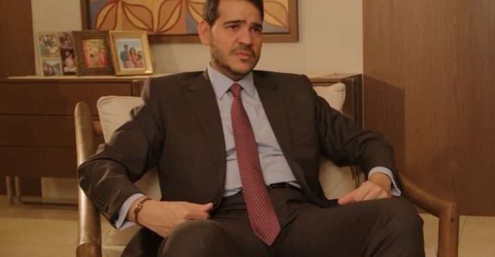 Uma das cenas em que aparece o advogado-geral da União, Jorge Messias, escolhido pelo PT para protagonizar o vídeo | Foto: Reprodução/Twitter/X