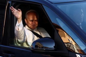 Papa Leão XIV acena ao chegar à Basílica de Santa Maria Maior, em Roma, Itália – 10/5/2025 | Foto: Yara Nardi/Reuters