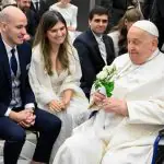 Dias antes de sua morte, papa Francisco manteve encontro com jovens casais: 'No tango, não se trata de uma dança passageira, mas de uma aventura que, com incessante encantamento, dura por toda a vida' | Foto: Divulgação/Vaticano