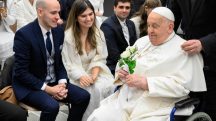Dias antes de sua morte, papa Francisco manteve encontro com jovens casais: 'No tango, não se trata de uma dança passageira, mas de uma aventura que, com incessante encantamento, dura por toda a vida' | Foto: Divulgação/Vaticano