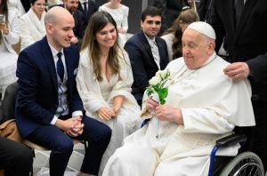 Dias antes de sua morte, papa Francisco manteve encontro com jovens casais: 'No tango, não se trata de uma dança passageira, mas de uma aventura que, com incessante encantamento, dura por toda a vida' | Foto: Divulgação/Vaticano