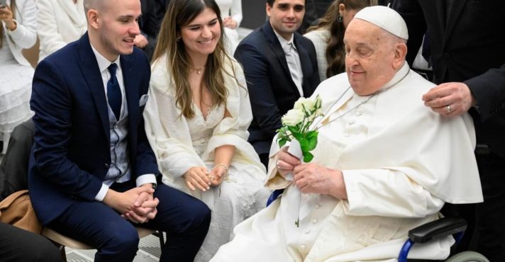 Dias antes de sua morte, papa Francisco manteve encontro com jovens casais: 'No tango, não se trata de uma dança passageira, mas de uma aventura que, com incessante encantamento, dura por toda a vida' | Foto: Divulgação/Vaticano