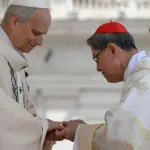 Momento em que Leão XIV recebe o Anel do Pescador, entregue pelo cardeal filipino Luis Tagle | Foto: Vatican News