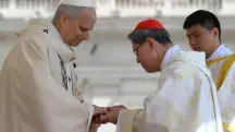 Momento em que Leão XIV recebe o Anel do Pescador, entregue pelo cardeal filipino Luis Tagle | Foto: Vatican News