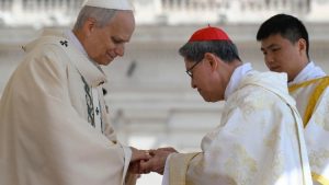 Momento em que Leão XIV recebe o Anel do Pescador, entregue pelo cardeal filipino Luis Tagle | Foto: Vatican News