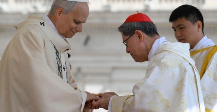 Momento em que Leão XIV recebe o Anel do Pescador, entregue pelo cardeal filipino Luis Tagle | Foto: Vatican News