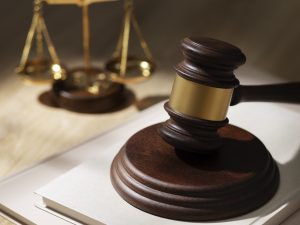 O levantamento mostra que mais de 1,6 mil juízes e desembargadores foram beneficiados com os penduricalhos | Foto: Reprodução/Freepik