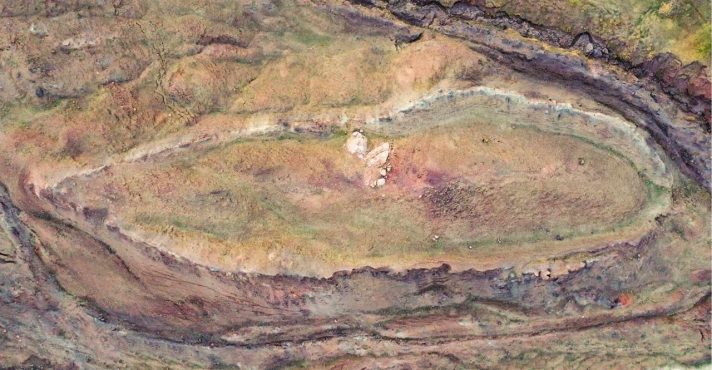 Projeto Noah's Ark Scans testou amostras de solo do sítio arqueológico de Durupinar, no leste da Turquia, que sugerem que o local em forma de barco já abrigou madeira antiga | Foto: Divulgação/NoahsArkScans.com
