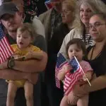 Refugiados sul-africanos aterrissam nos Estados Unidos | Foto: PBS/Divulgação