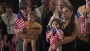 Refugiados sul-africanos aterrissam nos Estados Unidos | Foto: PBS/Divulgação