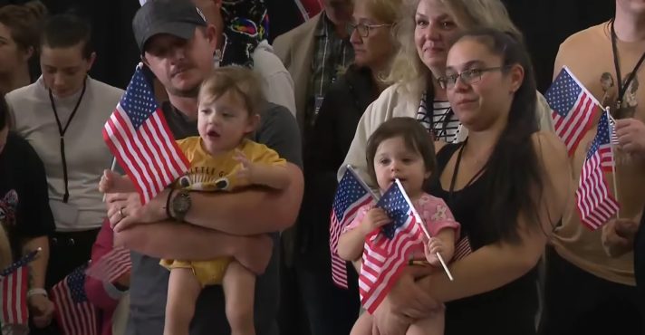 Refugiados sul-africanos aterrissam nos Estados Unidos | Foto: PBS/Divulgação