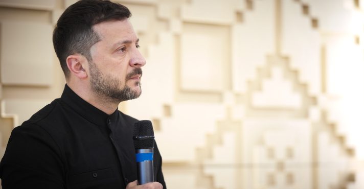 O presidente da Ucrânia, Volodymyr Zelensky, decidiu não participar do diálogo direto que ocorreria em Istambul, na Turquia | Foto: Reprodução/X/@ZelenskyyUa