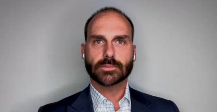 Eduardo Bolsonaro concede entrevista ao Oeste sem Filtro | Foto: Revista Oeste